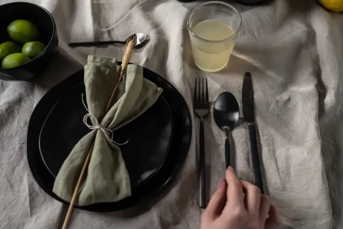 Bestick Gloria Matt Svart (16-part) - KARE Design