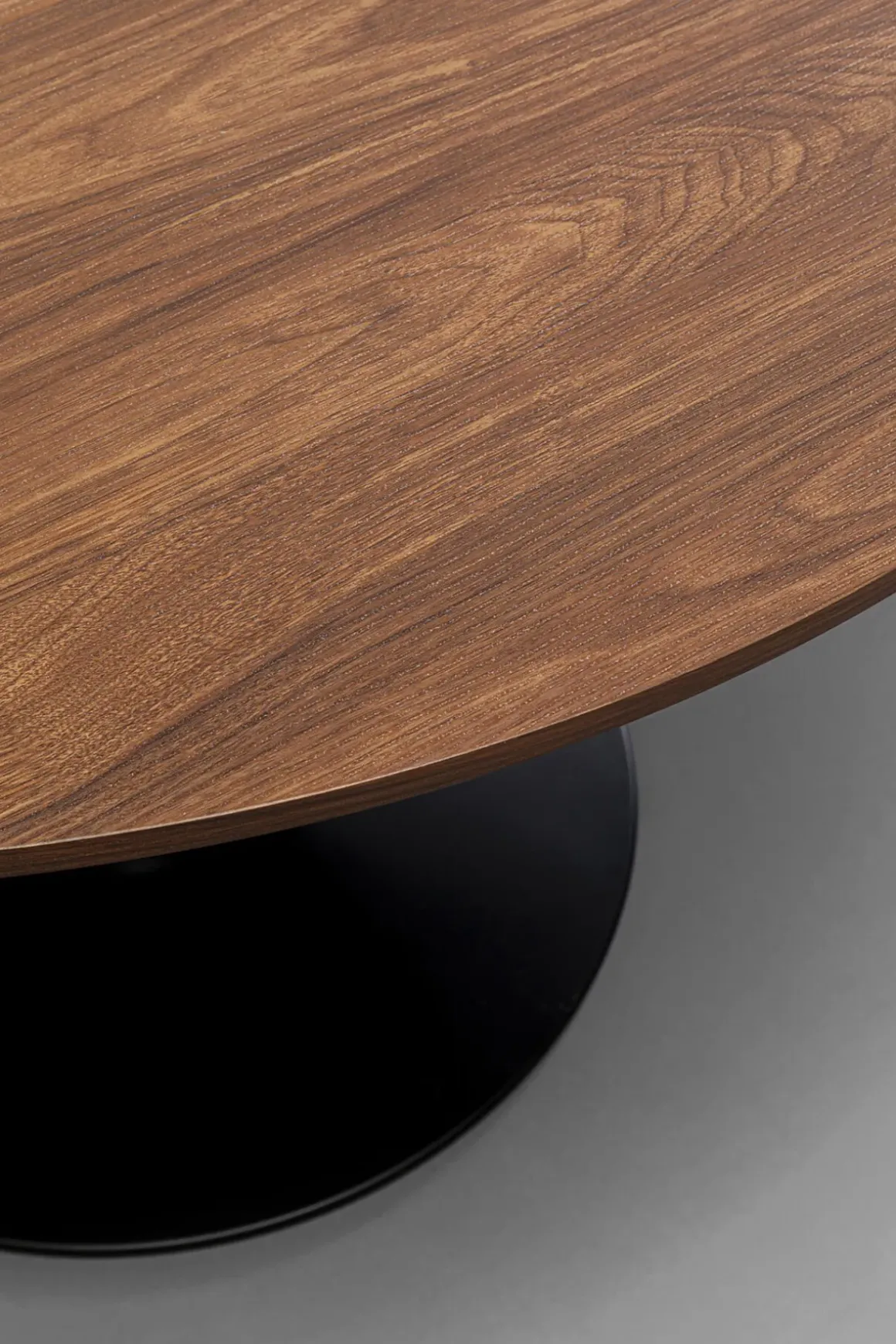 Bord Schickeria Ø110cm - Valnöt Faner/Svart Trumpetfot - KARE Design