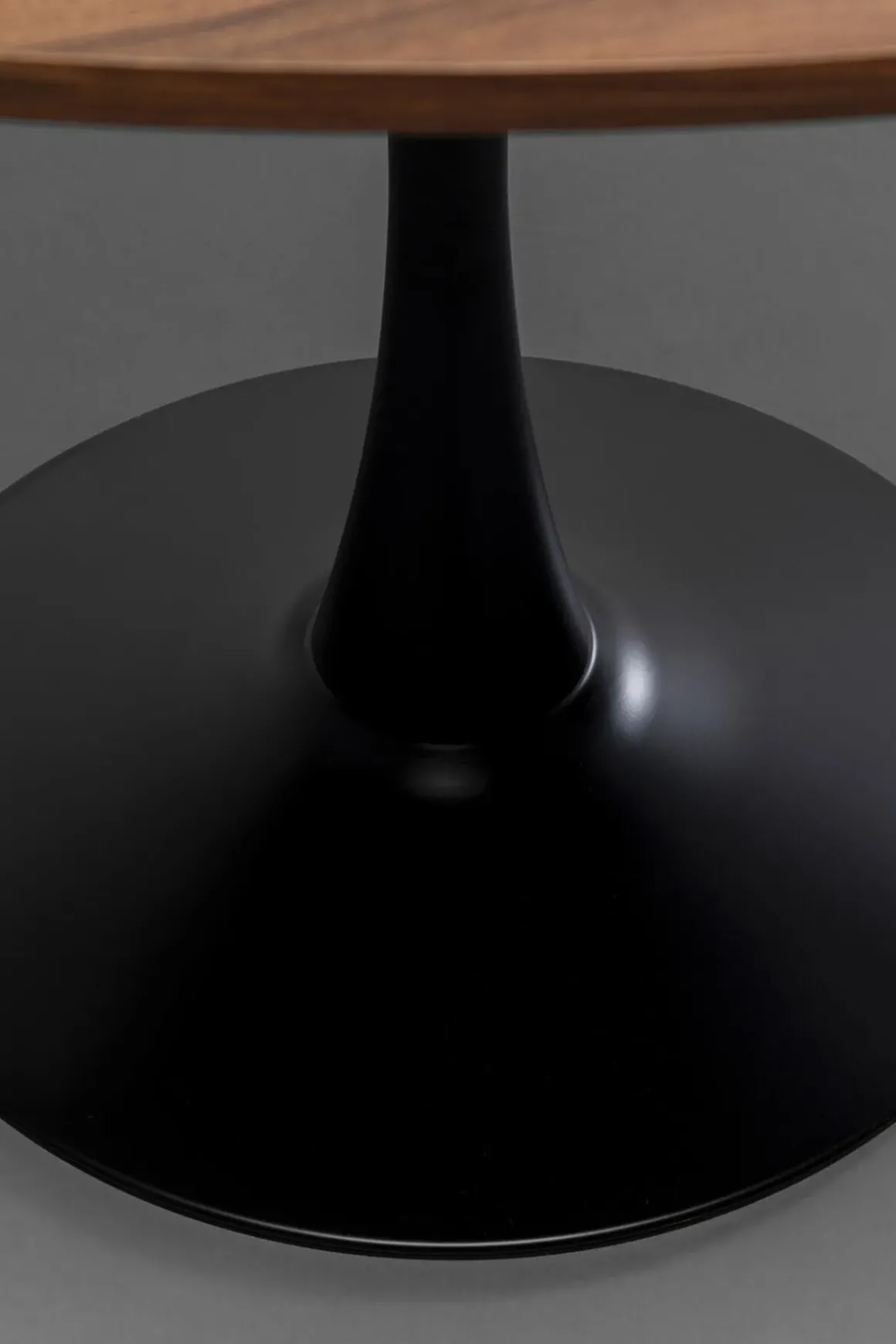 Bord Schickeria Ø110cm - Valnöt Faner/Svart Trumpetfot - KARE Design