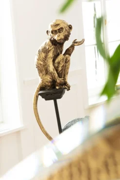 Dekor Circus Monkey - dekorfigur på piedestal, 109cm - KARE Design