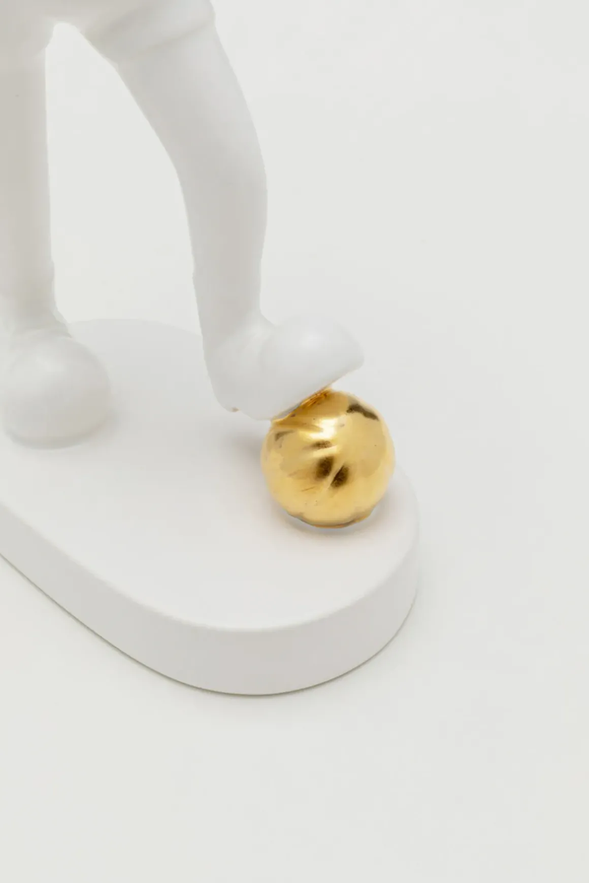 Dekorfigur Ball Girl - Vit, 29cm - KARE Design