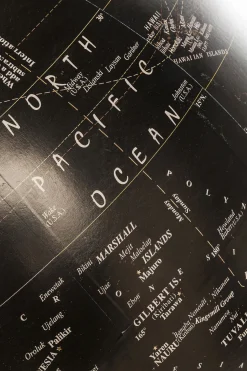 Dekor Globe Earth - Jordglob Vintage på Fot - KARE Design