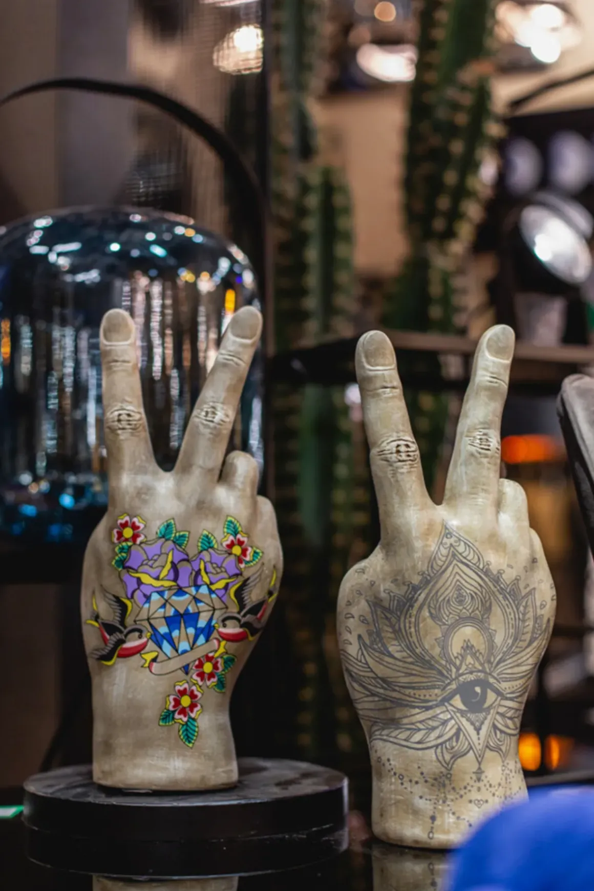 Dekor Hand Victory Tattoo Eye 36cm - KARE Design