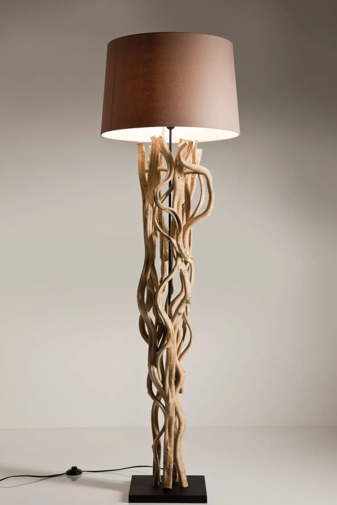 Golvlampa Scultra - Rustik Träfot, Skärm i Sand/Beige, 158cm - KARE Design
