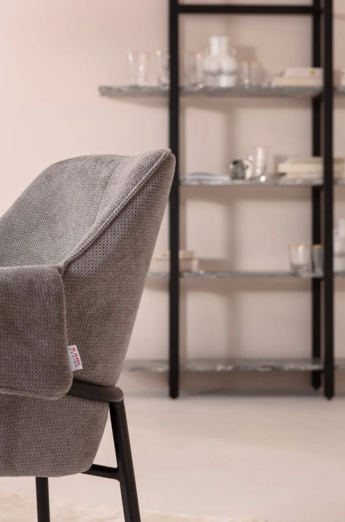 Karmstol Bess - Stol med armstöd, Grå - KARE Design