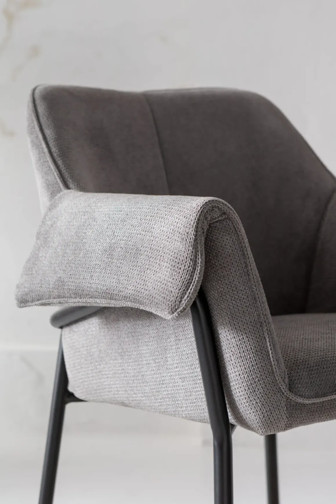Karmstol Bess - Stol med armstöd, Grå - KARE Design