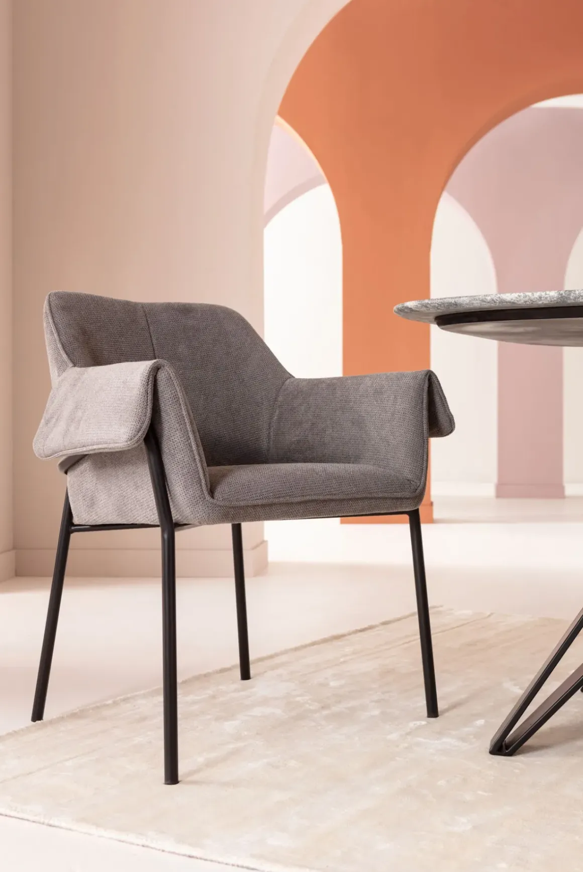 Karmstol Bess - Stol med armstöd, Grå - KARE Design