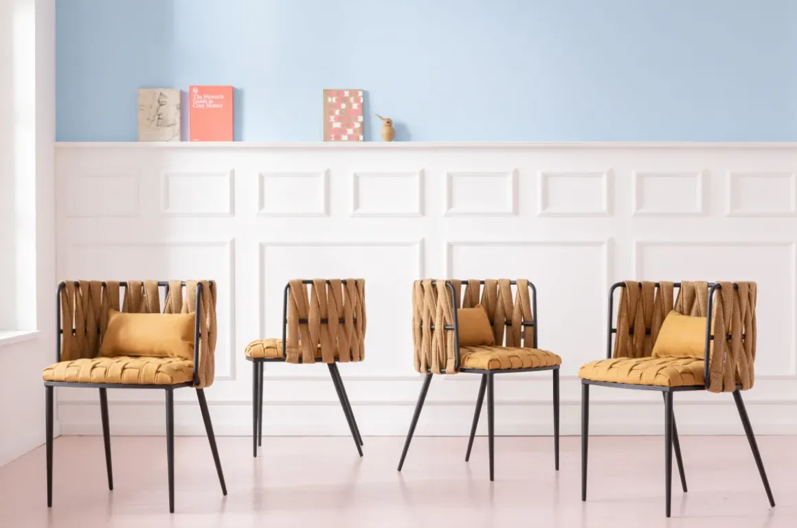 Karmstol Cheerio - Stol i Ljus Brun/Havregul med Armstöd - KARE Design