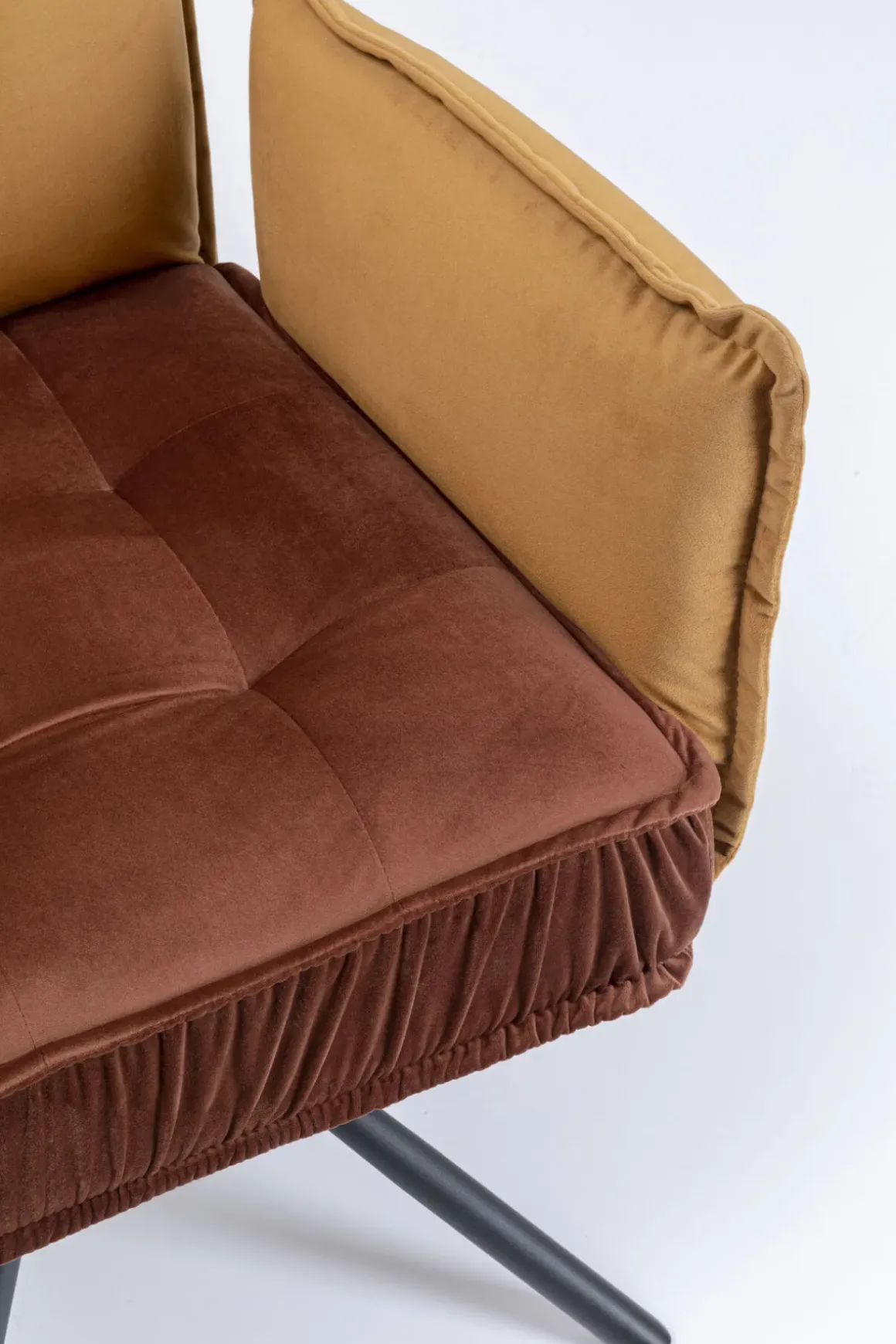 Karmstol Chelsea - Brun Stol med Armstöd - KARE Design