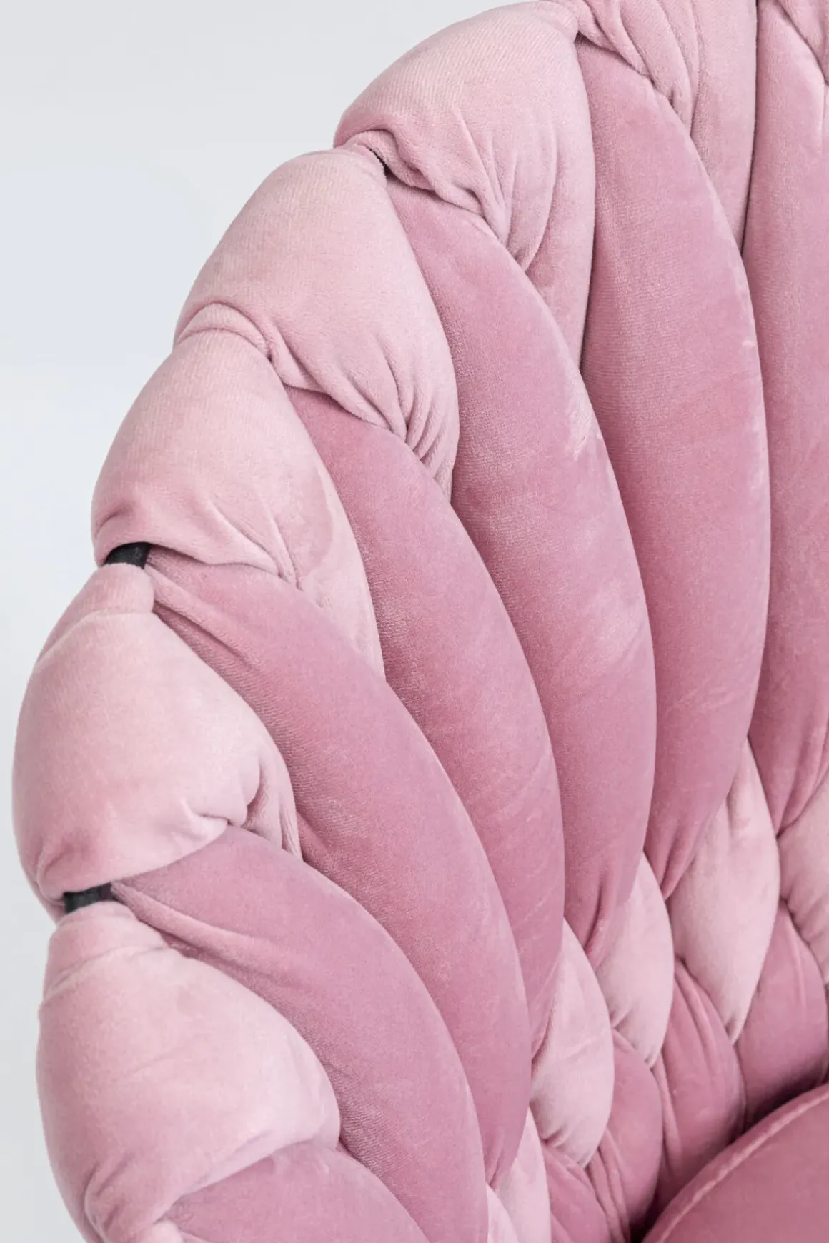 Karmstol Knot - Stol i Puderrosa Sammet, med Armstöd - KARE Design