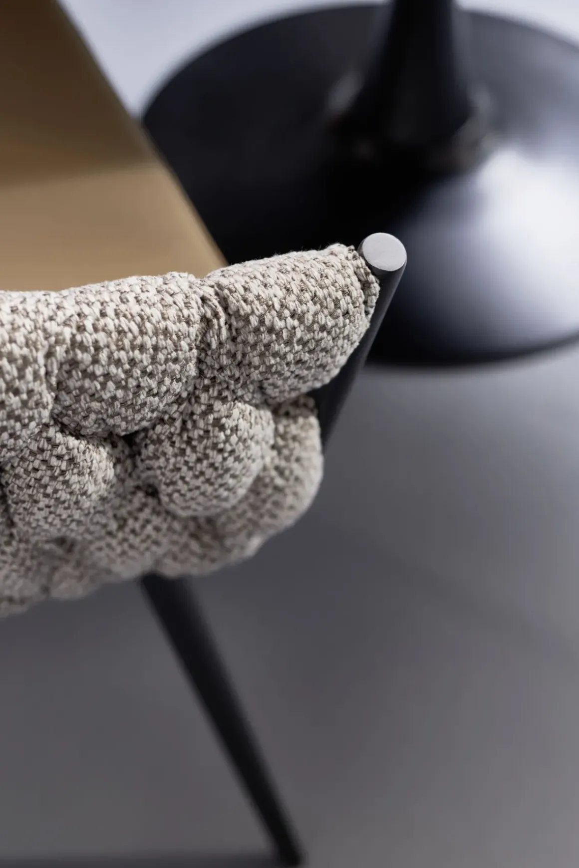 Karmstol Knot Tweed - Stol med Armstöd Greige - KARE Design