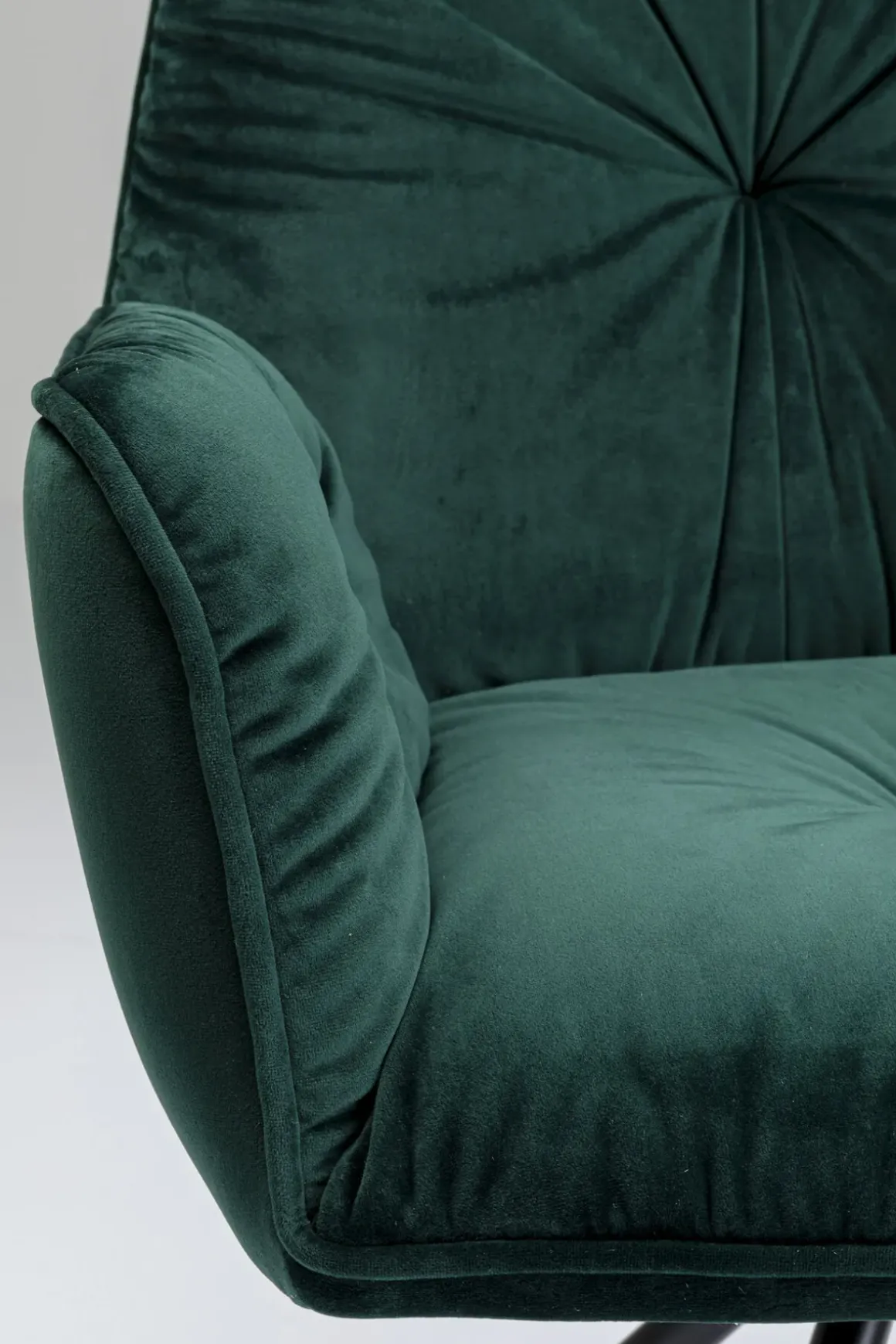Karmstol Mila - Grön Stol med Armstöd - KARE Design