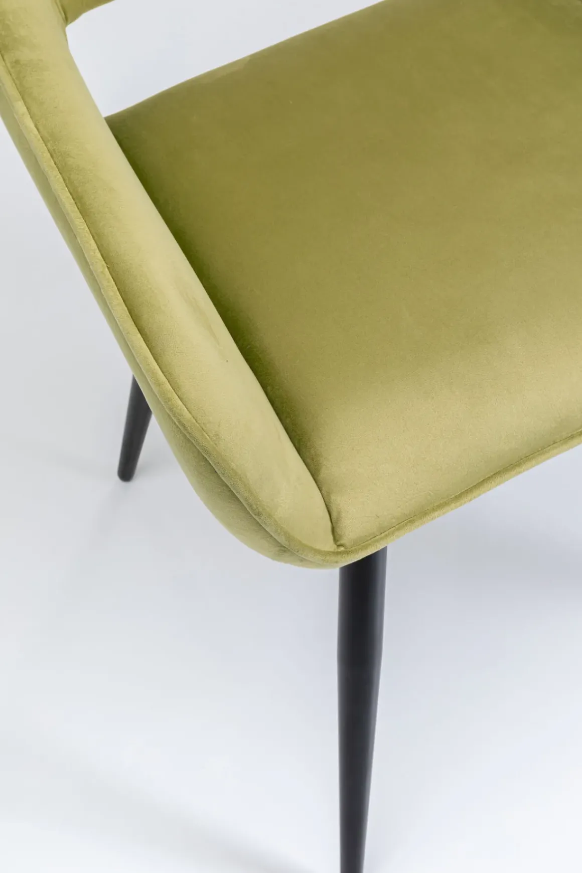 Karmstol San Fransisco - Stol med Armstöd - Ljusgrön Sammet/Svart - KARE Design
