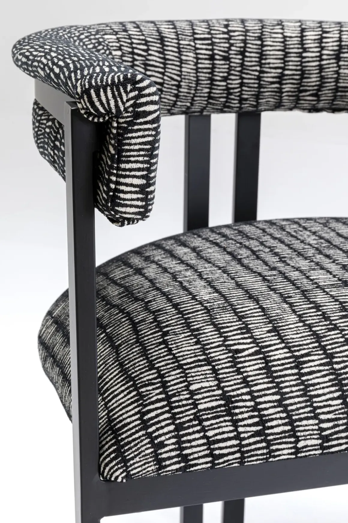 Karmstol Slitz - Stol med Armstöd i Salt & Pepper - KARE Design