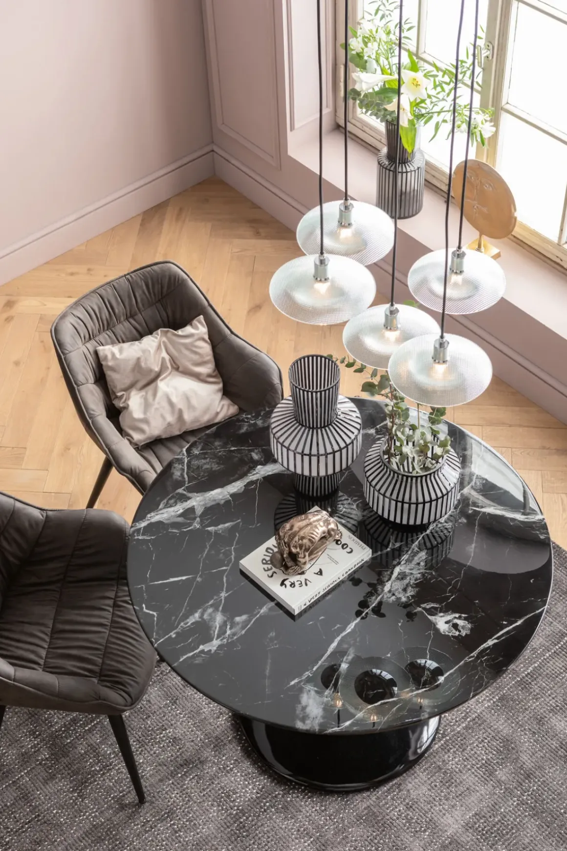 Karmstol Thelma - Stol med Armstöd - Grå/ Svart - KARE Design
