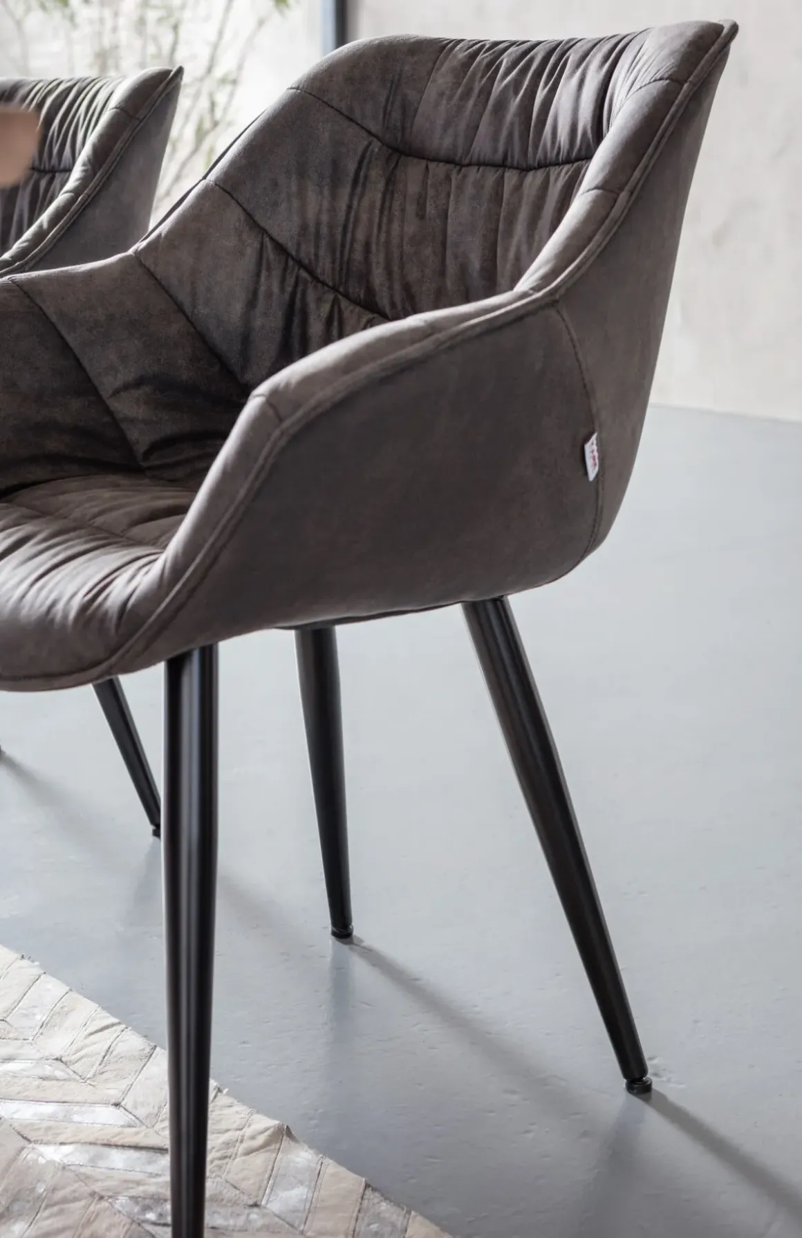 Karmstol Thelma - Stol med Armstöd - Grå/ Svart - KARE Design