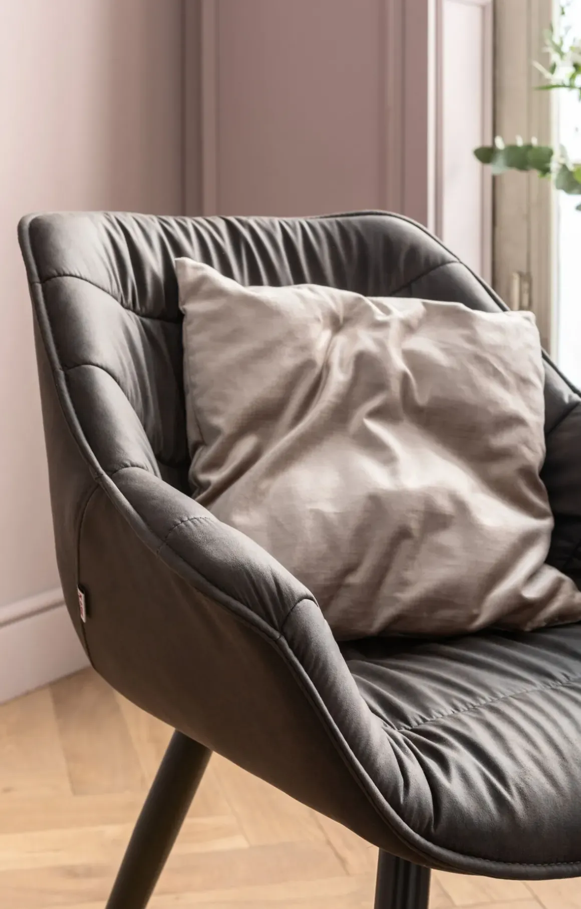 Karmstol Thelma - Stol med Armstöd - Grå/ Svart - KARE Design