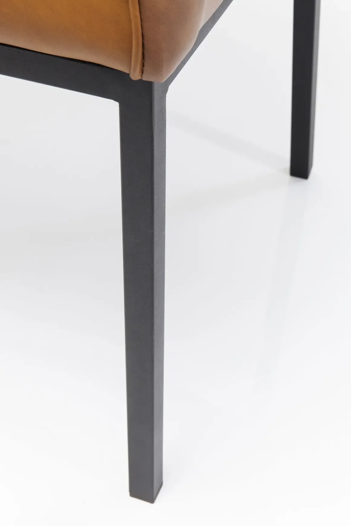 Karmstol Thinktank - Stol med Armstöd - Konjaksärgad/Svart - KARE Design