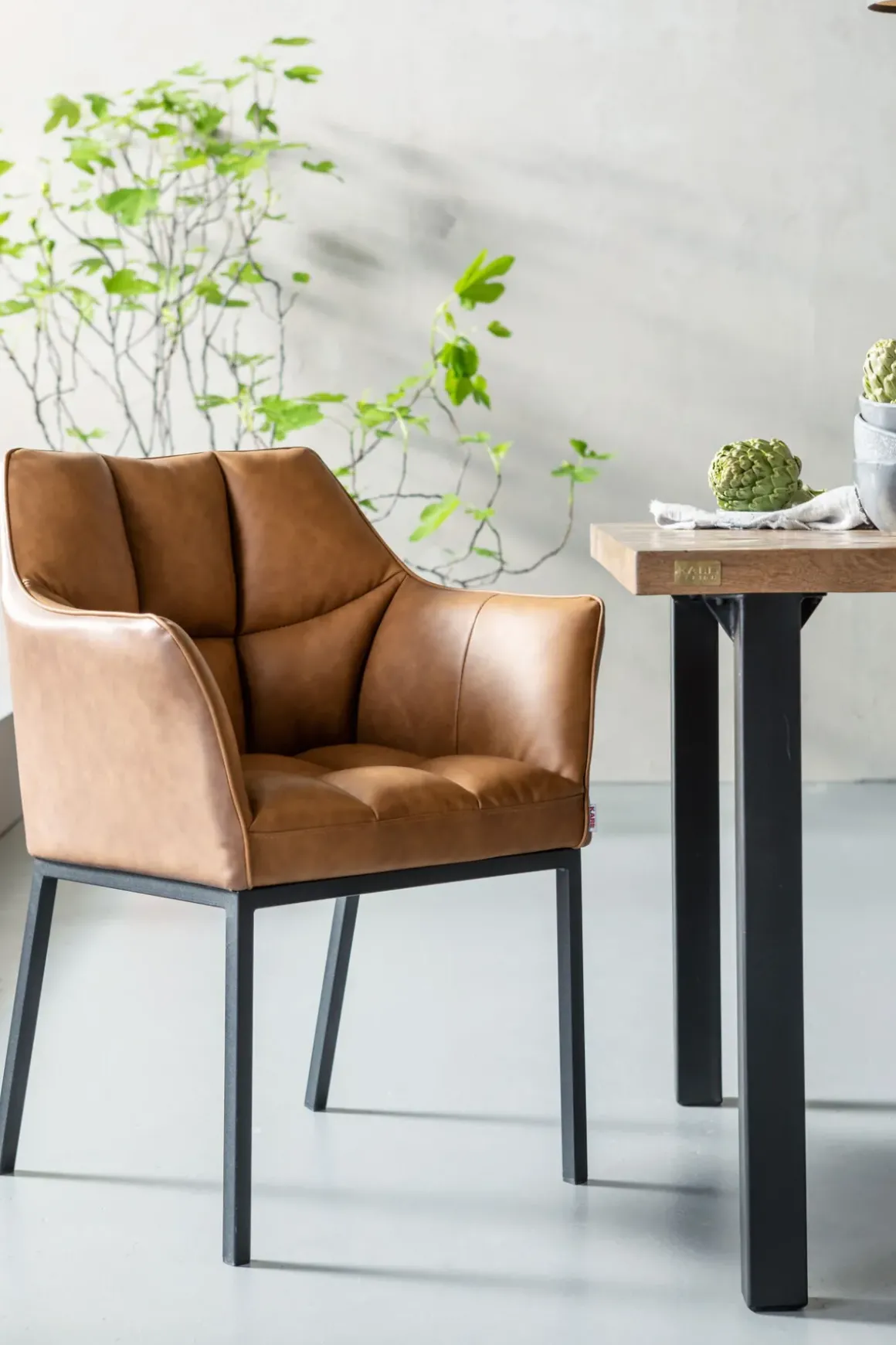 Karmstol Thinktank - Stol med Armstöd - Konjaksärgad/Svart - KARE Design