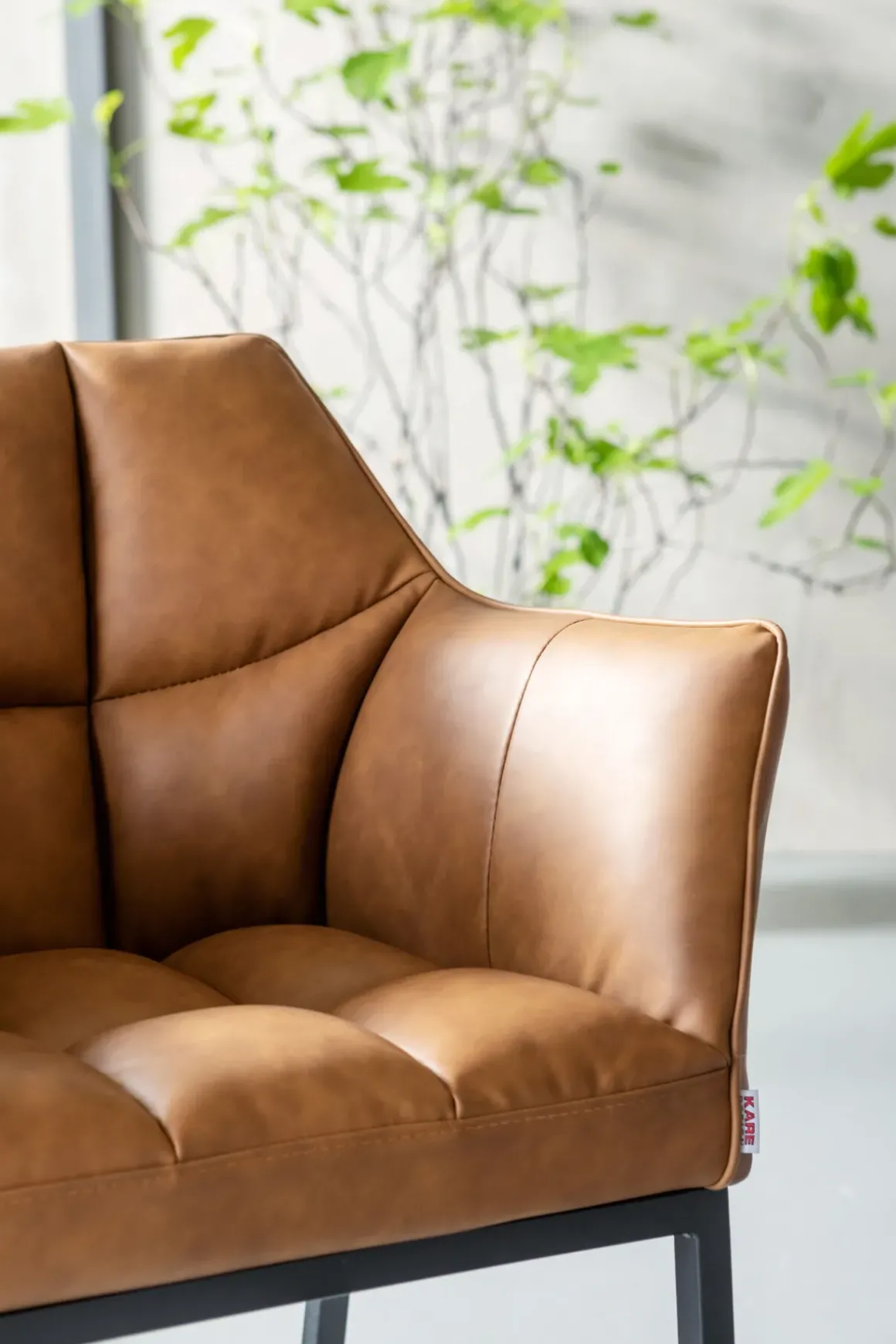 Karmstol Thinktank - Stol med Armstöd - Konjaksärgad/Svart - KARE Design