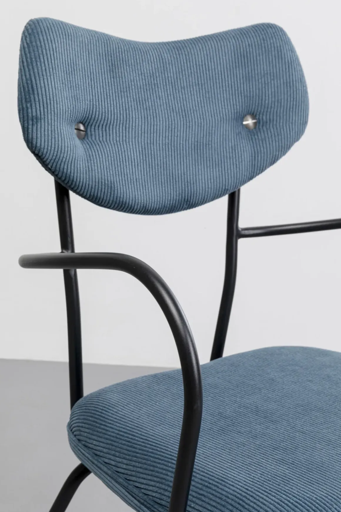 Karmstol Viola - Blå Stol med Armstöd - KARE Design