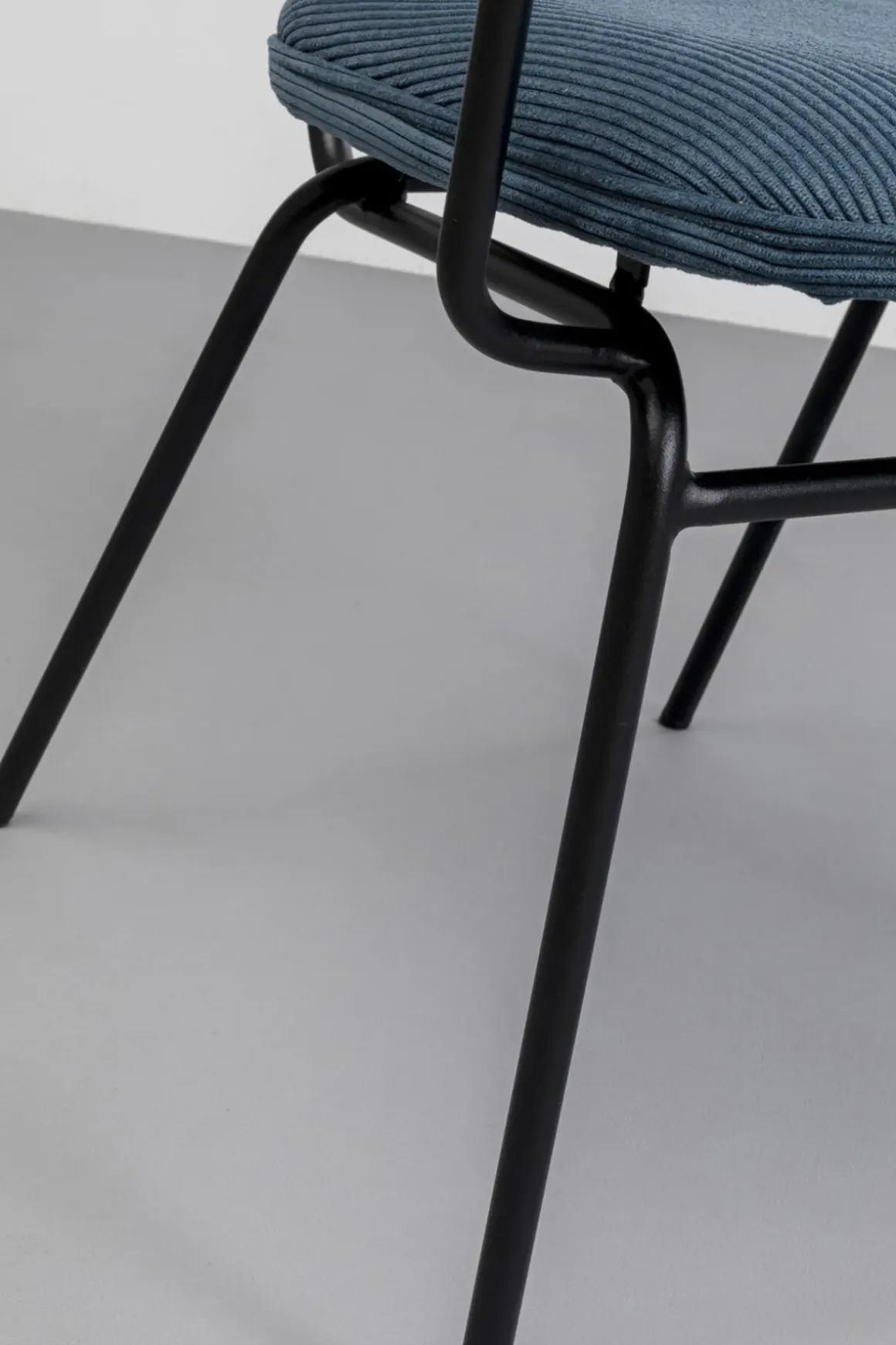 Karmstol Viola - Blå Stol med Armstöd - KARE Design