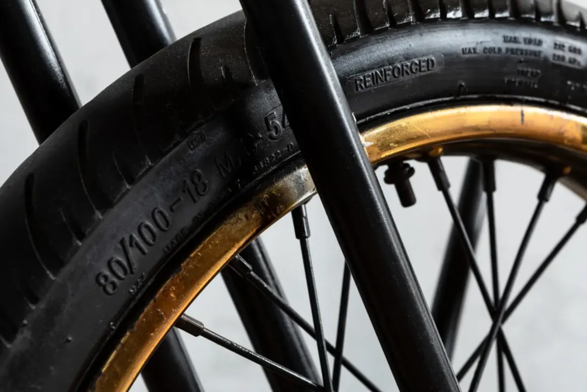 Konsolbord Motorbike - Barbord/Serveringssbord i Industristil,180 - KARE Design