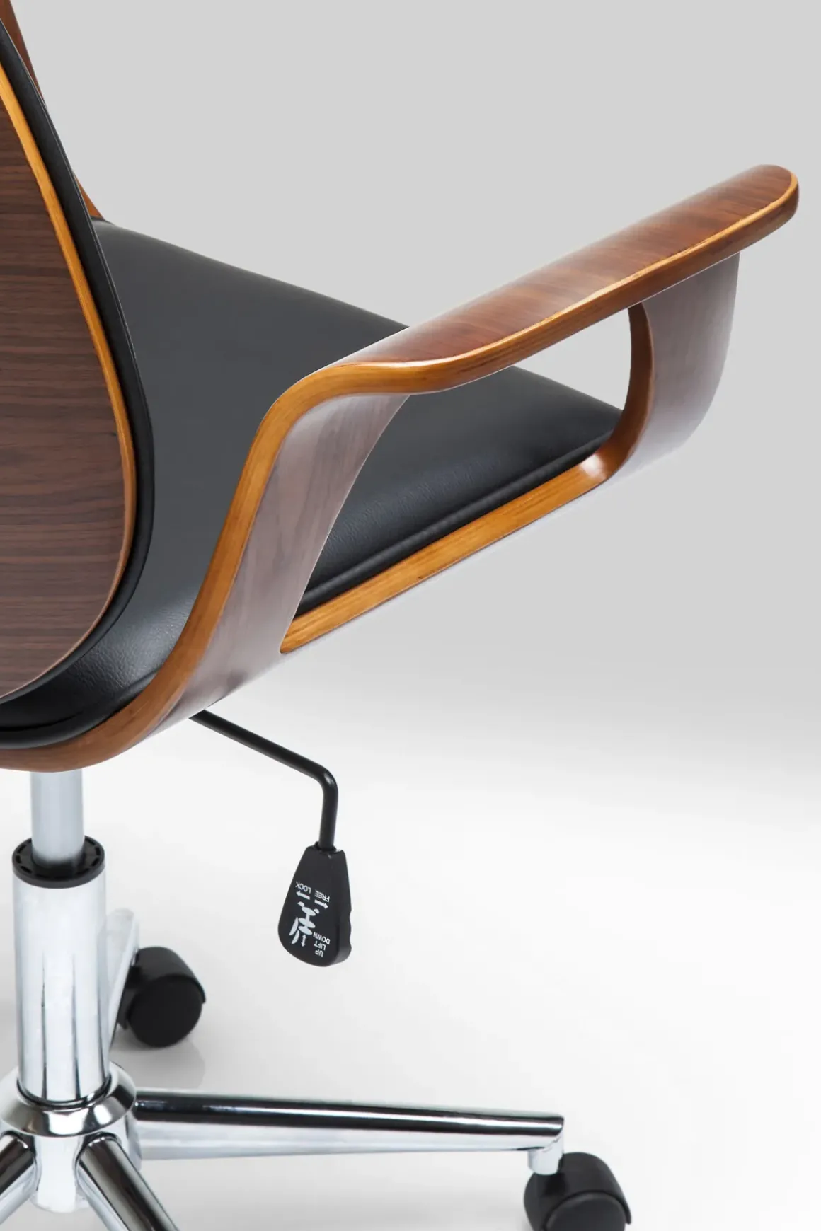 Kontorsstol Patron Walnut - Snurrstol på Hjul, Svart/Valnöt - KARE Design