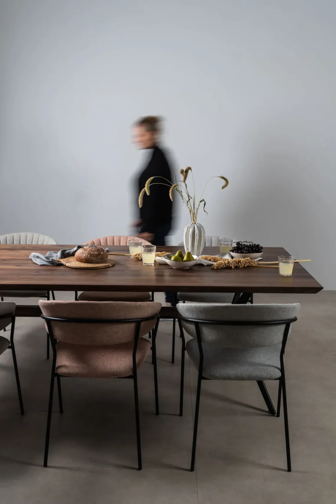 Matbord Downtown - Bord i Massiv Valnöt, 220x100cm - KARE Design