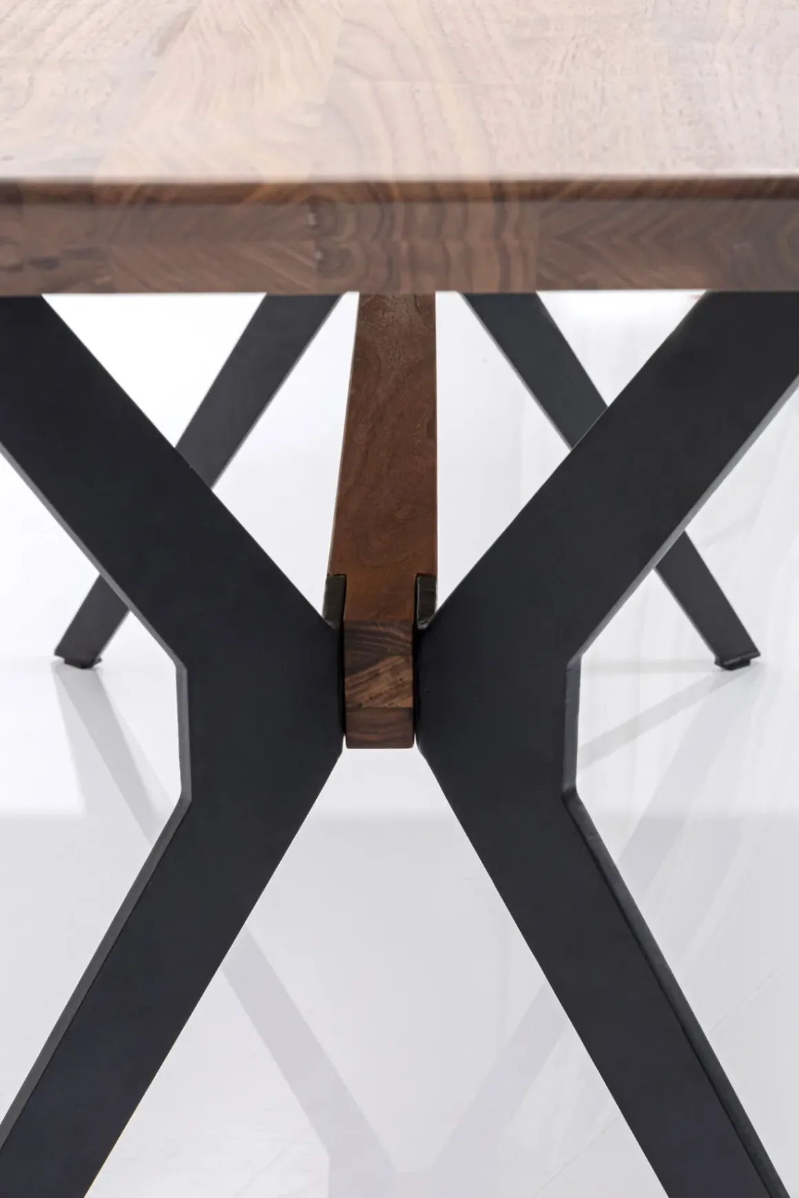 Matbord Downtown - Bord i Massiv Valnöt, 180x90cm - KARE Design