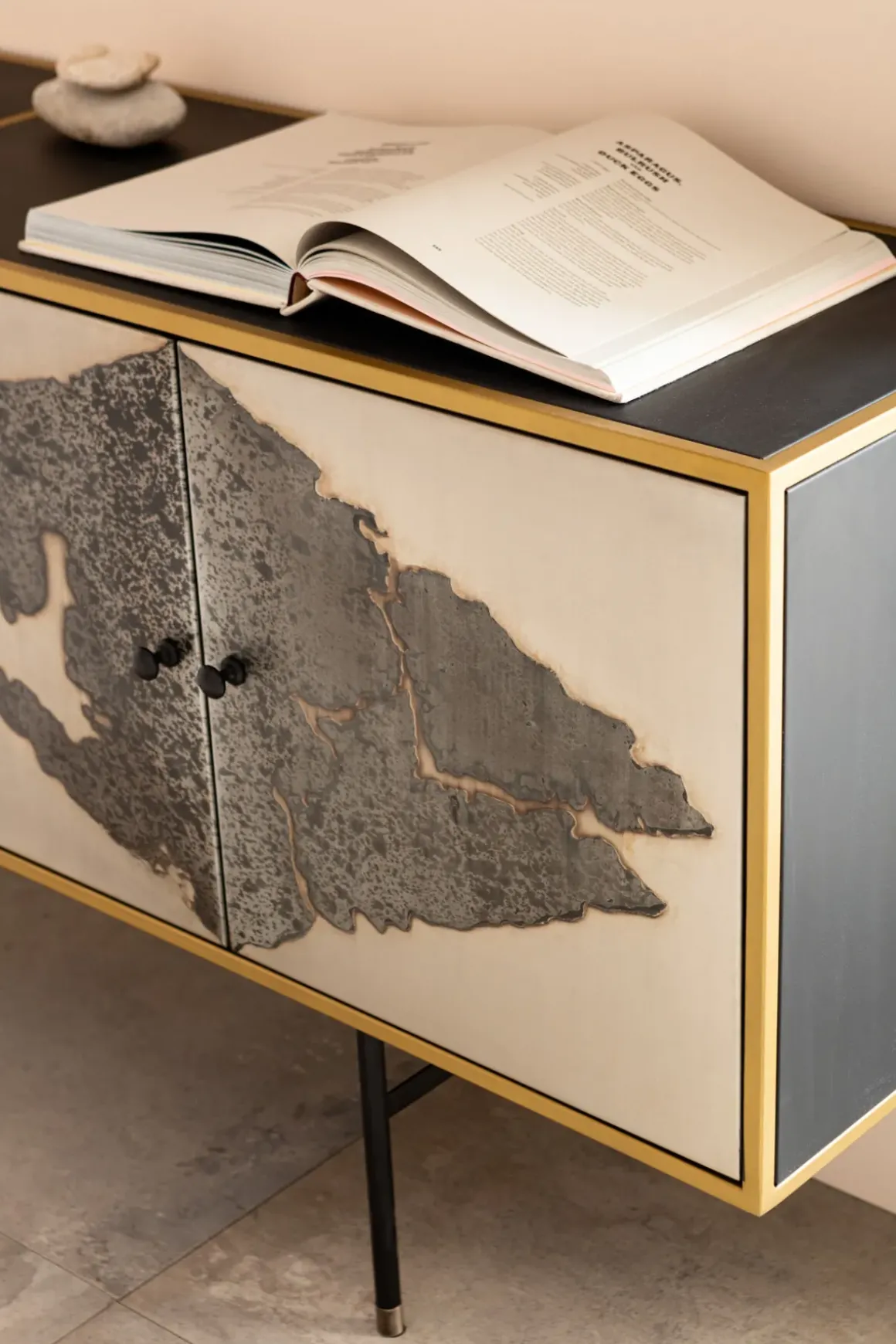 Sideboard Mancha - Lågt Skåp med 4 Dörrar, 77x183cm - KARE Design