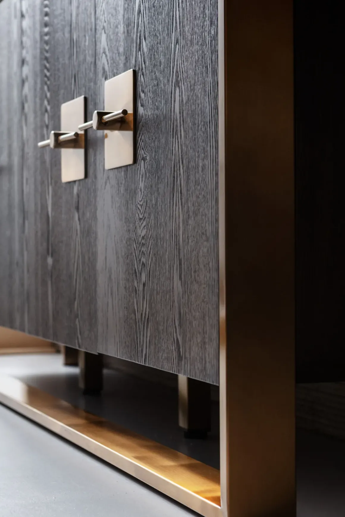 Sideboard Osaka - Mörkt Trä/Borstad Mässing, 4 Dörrar - KARE Design