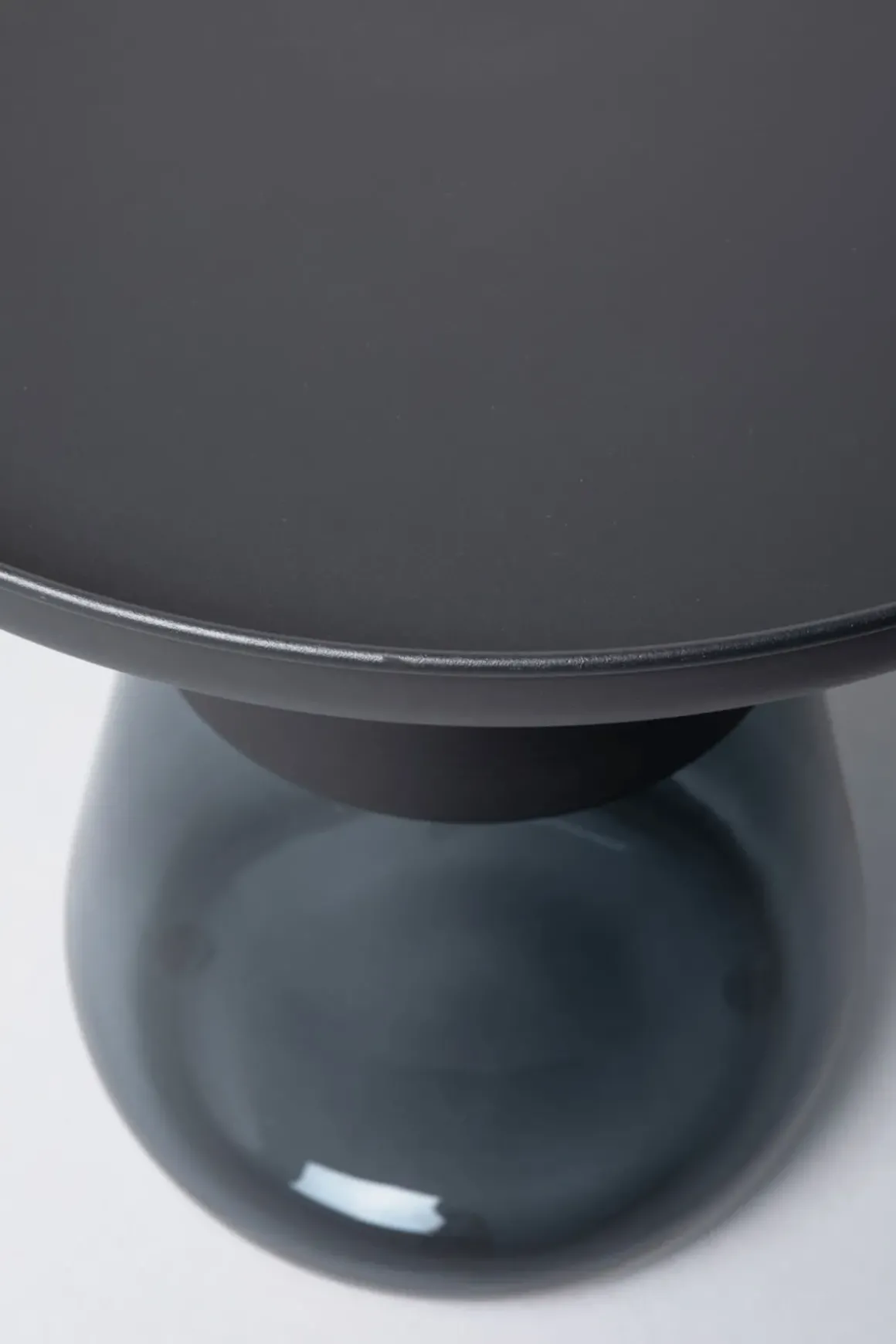Sidobord Bottiglia Smoke - Mörkgrå, Ø50cm - KARE Design