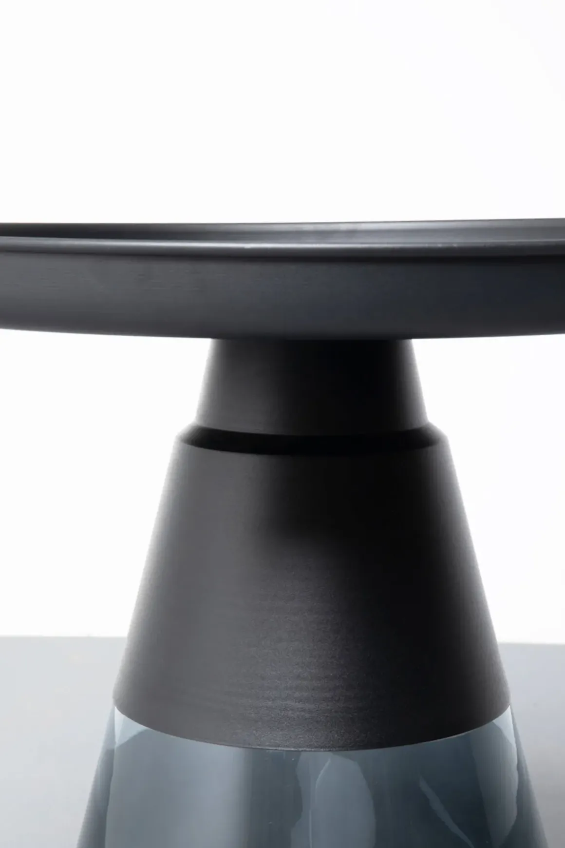 Sidobord Bottiglia Smoke - Mörkgrå, Ø50cm - KARE Design