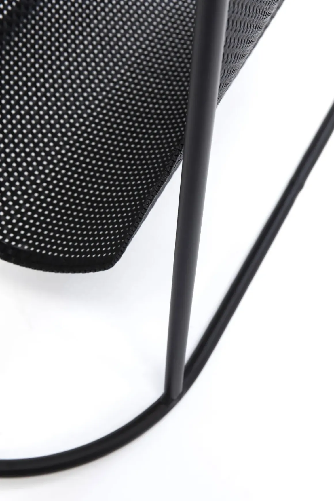 Sidobord Mesh - med Magasinhållare, Svart Stål - KARE Design