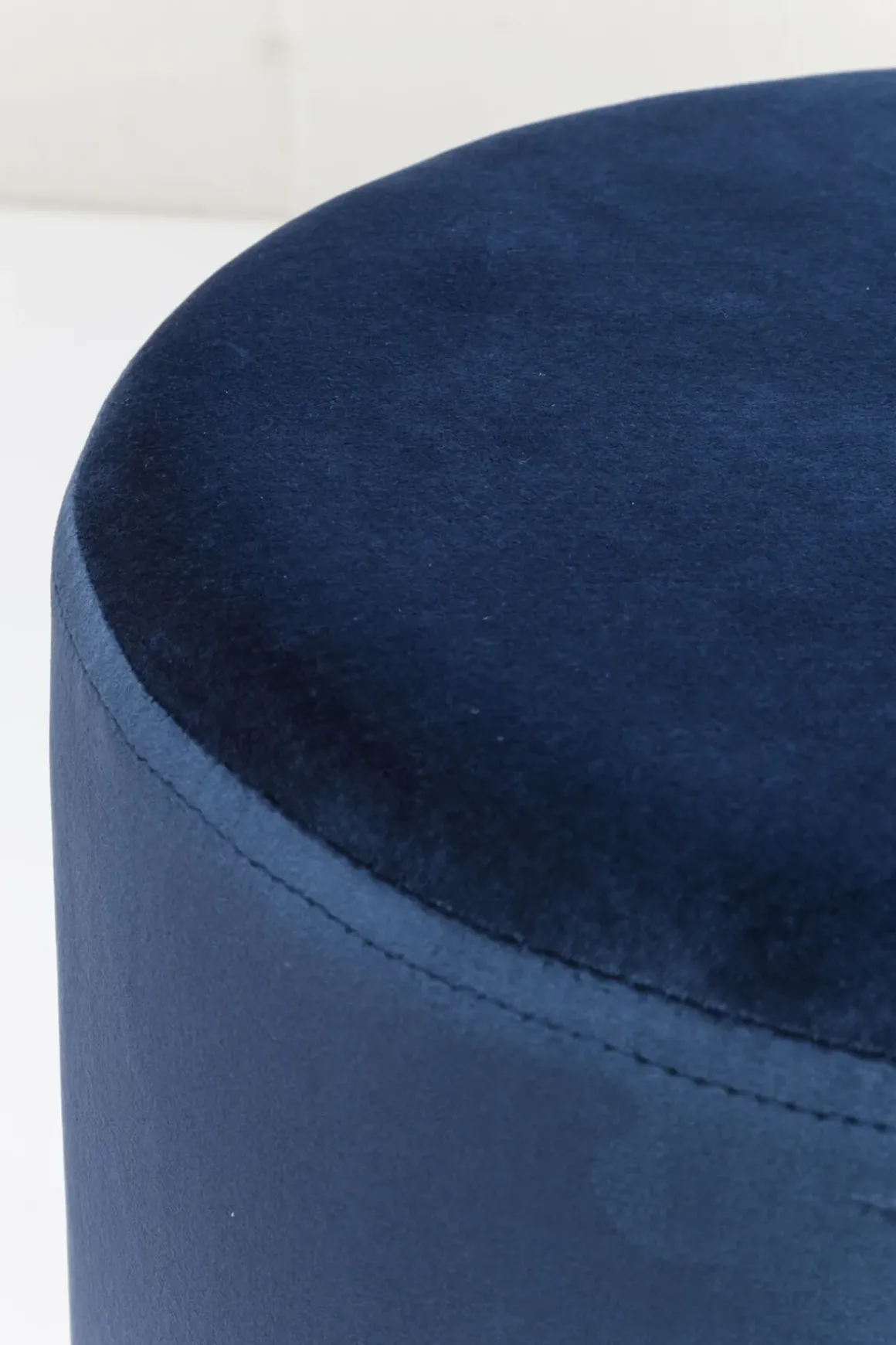 Sittpuff Cherry - Blå Sammet/Mässing, Ø35cm - KARE Design