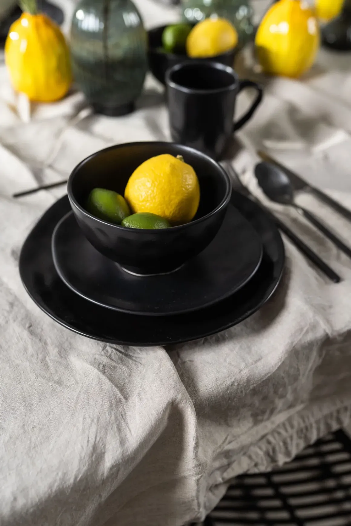 Skål Organic - Djup Skål i Svart Lergods, Ø15cm - KARE Design