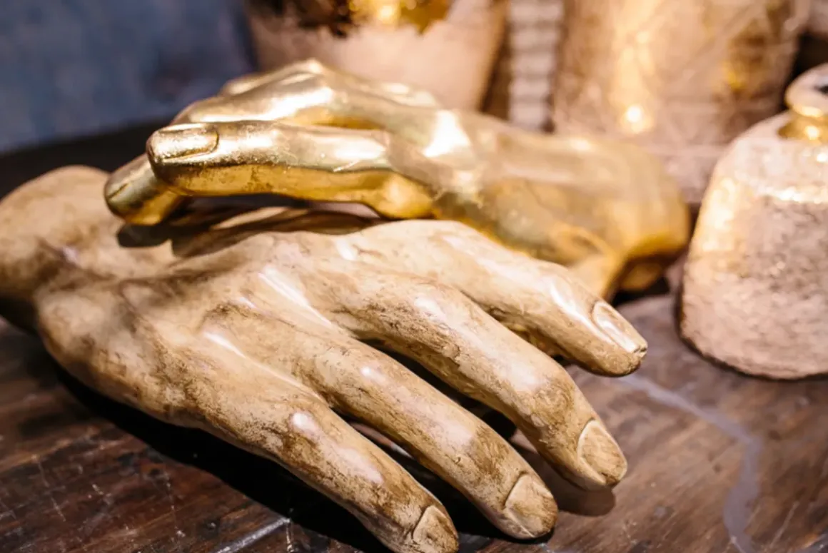 Skulptur Mano - Dekor Hand Betongfinish - KARE Design
