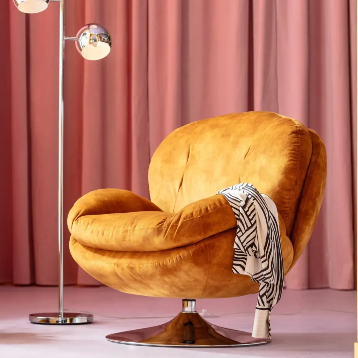 Snurrfåtölj Cosy - Sammet Bärnsten - KARE Design