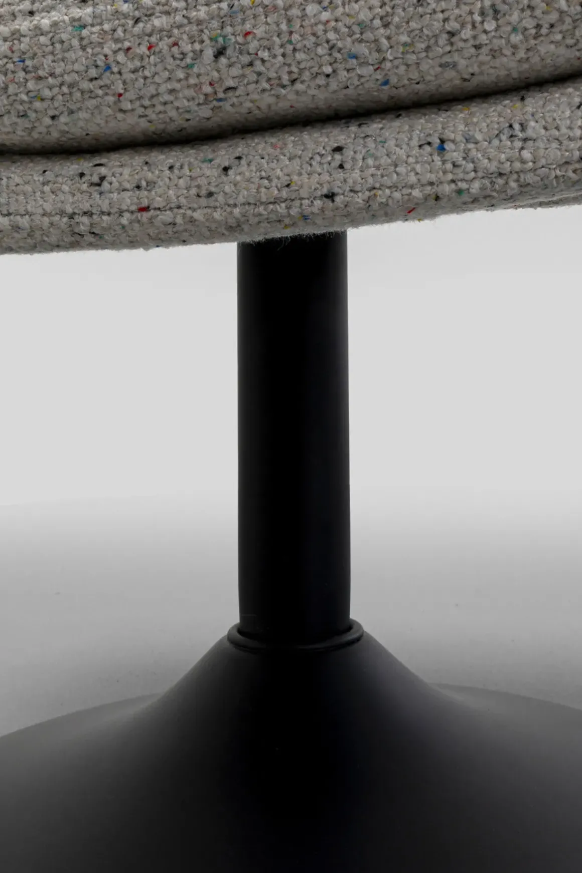 Snurrfåtölj med Pall Standford - KARE Design