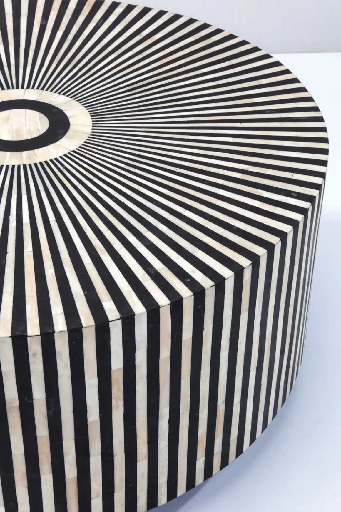 Soffbord Electra - Runt Bord Svart/Vit Intarsia, Ø75cm - KARE Design