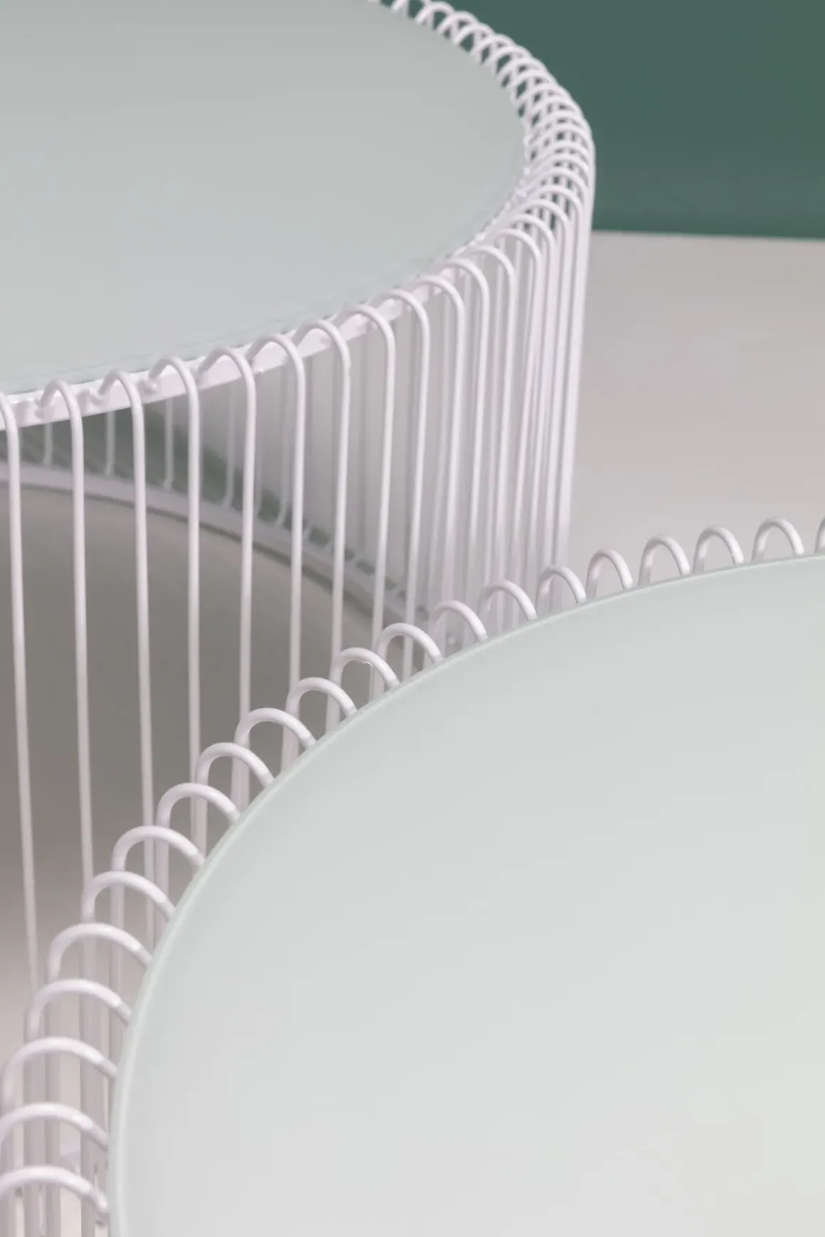 Soffbord Wire - Set med 2 Vita Bord/Vittglas, Ø69/60cm - KARE Design
