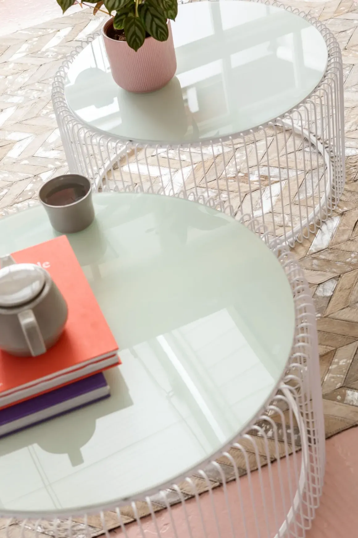 Soffbord Wire - Set med 2 Vita Bord/Vittglas, Ø69/60cm - KARE Design