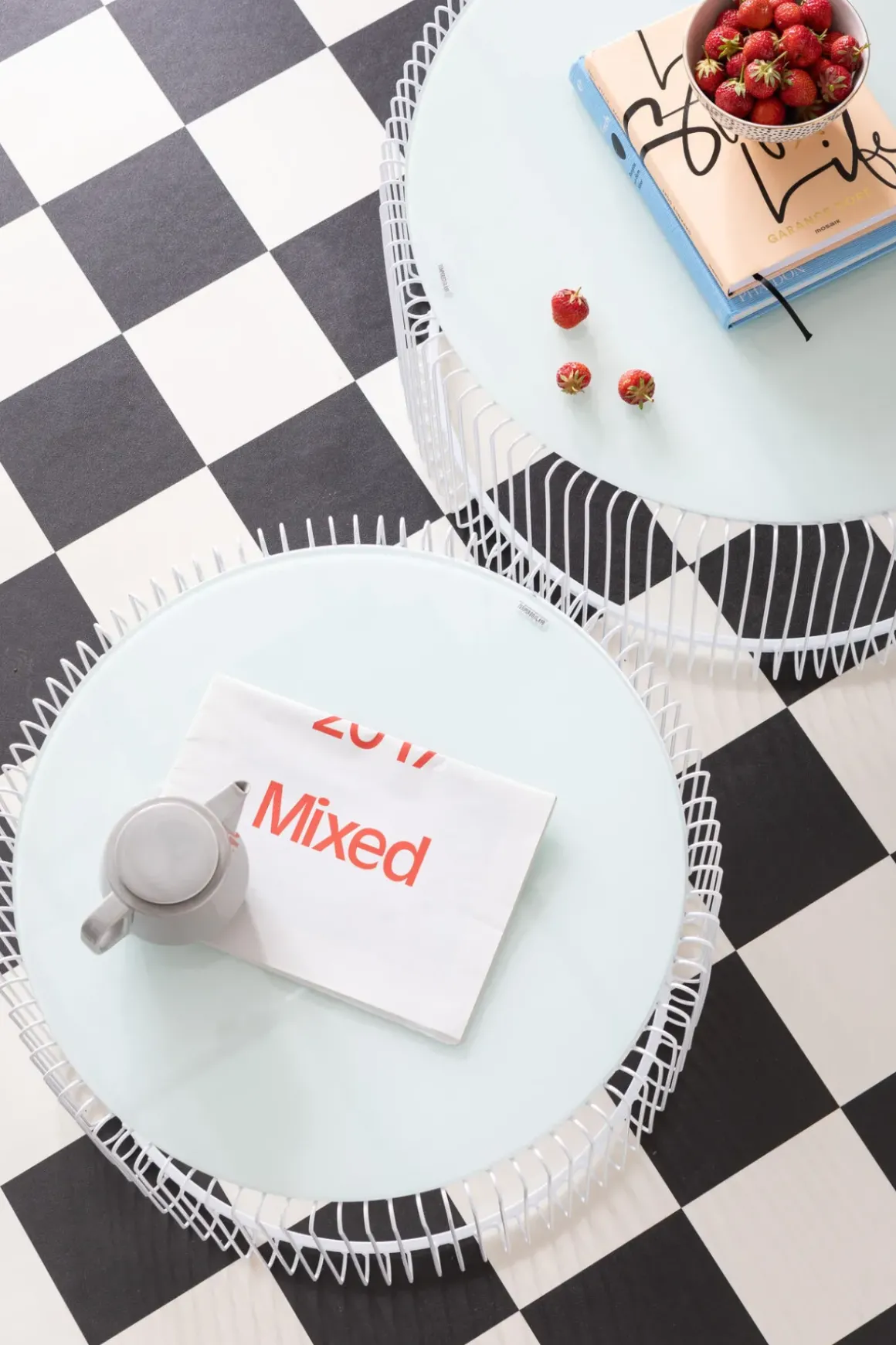 Soffbord Wire - Set med 2 Vita Bord/Vittglas, Ø69/60cm - KARE Design