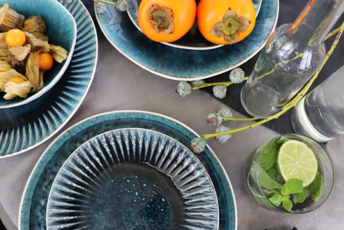 Tallrik Mustique - Glaserat Stengods Aqua Blå, Ø27cm - KARE Design