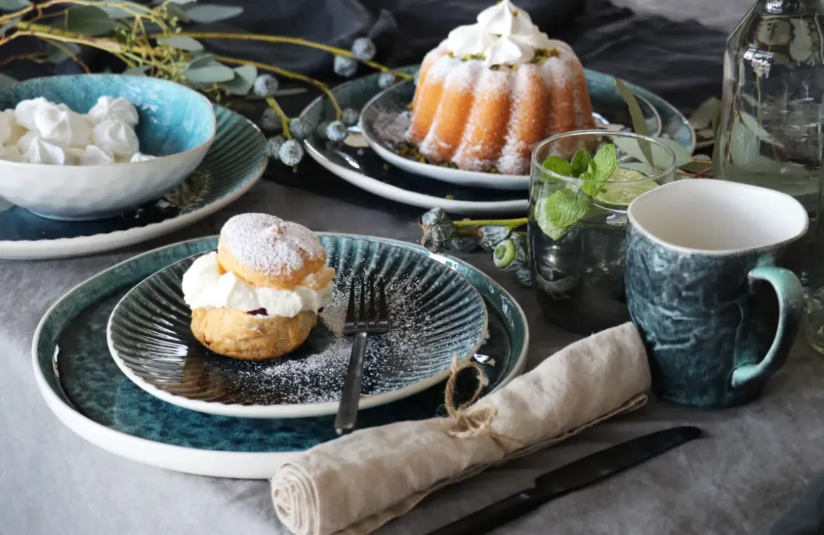 Tallrik Mustique - Glaserat Stengods Aqua Blå, Ø27cm - KARE Design