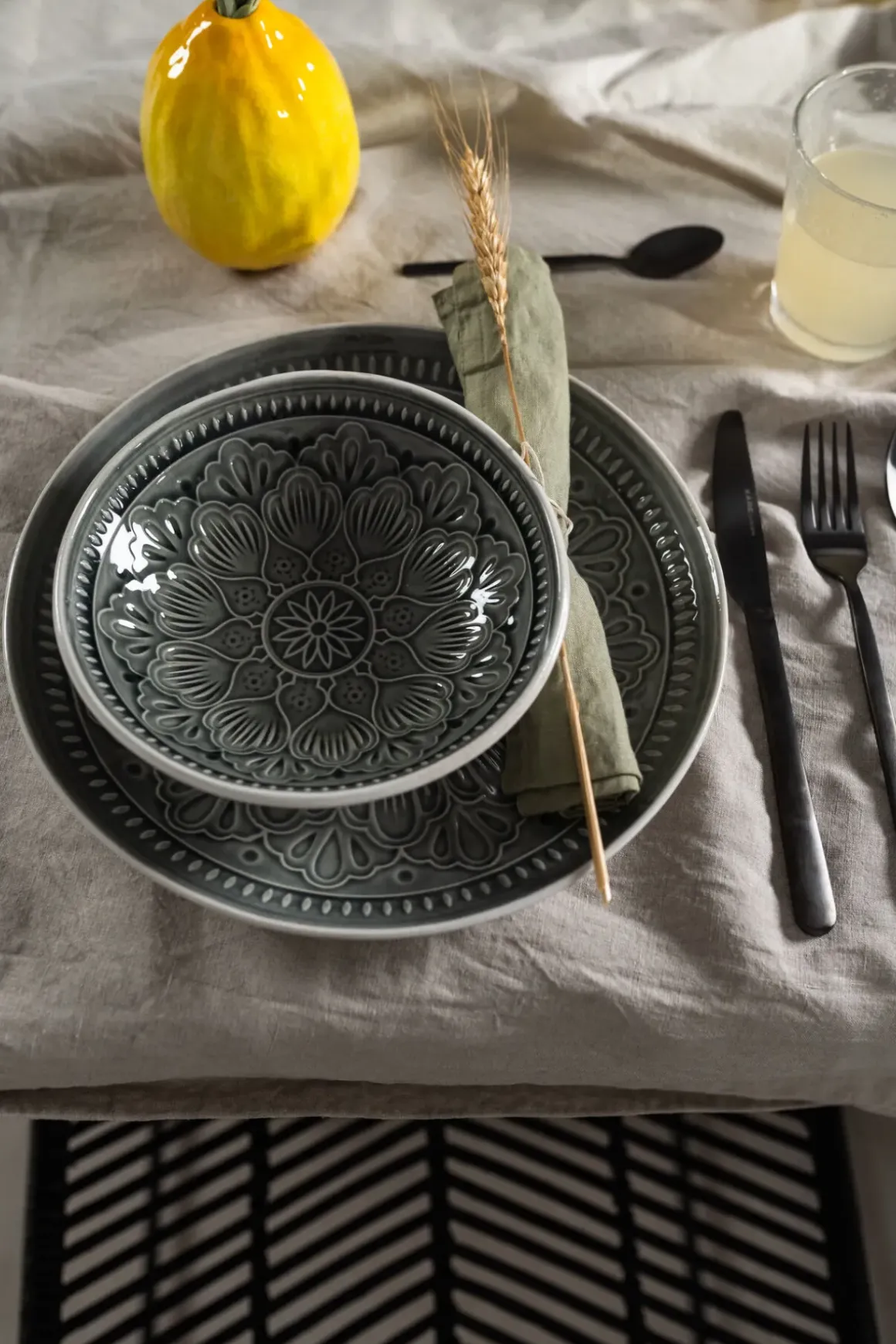 Tallrik Sicilia Mandala Grå Keramik, Ø27 - KARE Design